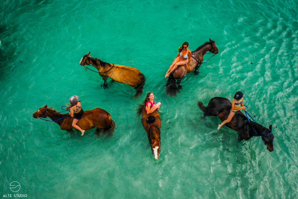 Balade à cheval sur la plage de Chiuni en Corse avec le clg ranch corse