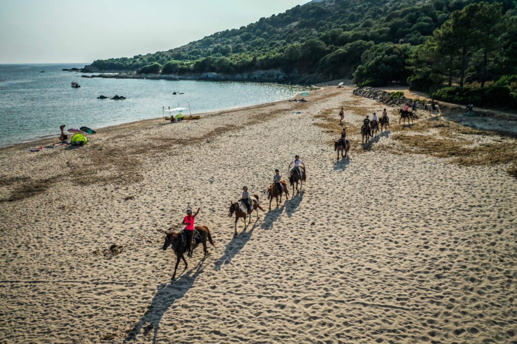 cavalière en initiation au trot sur sentier en Corse